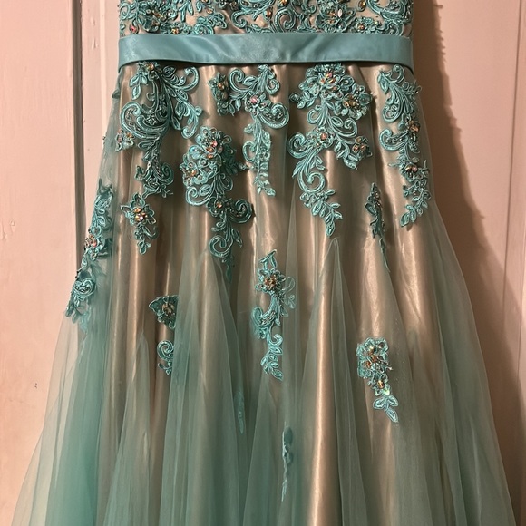 EVENT/PROM GOWN! - Picture 2 of 10